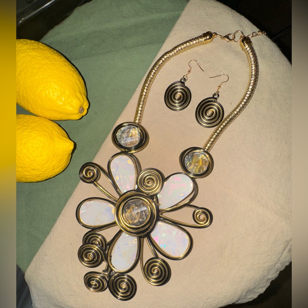 🆕 Swirl Necklace & Earrings Set